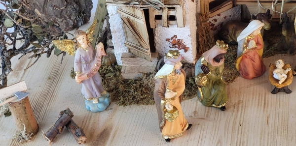 Handgefertigte Weihnachskrippe Kainsbach mit handbemalten Krippenfiguren