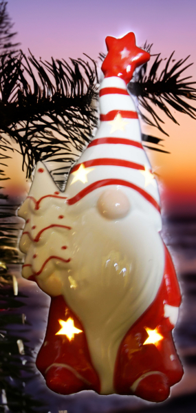 Weihnachtliches LED Wichtel mit gestreifter  Mütze - Höhe ca. 22 cm