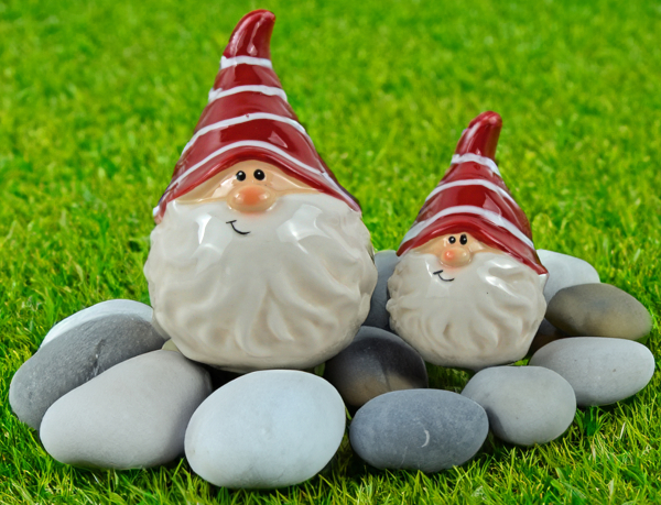 2er-Set Dekorative Weihnachtszwerge - Keramikfiguren mit rot gestreifter Mütze