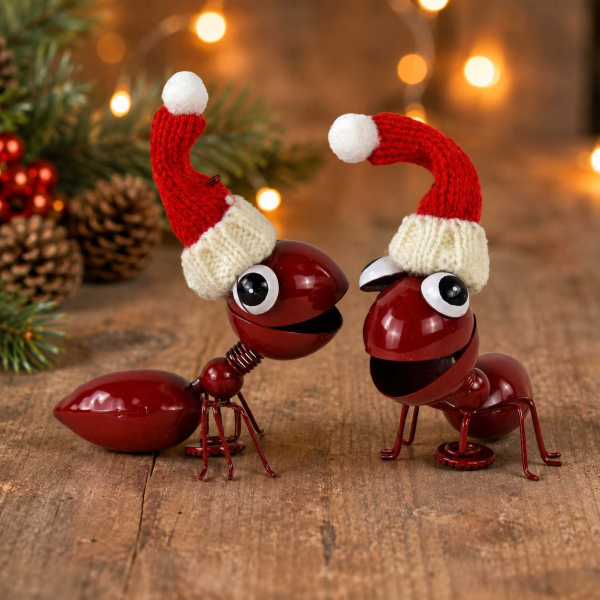 Lustige rote  Magnet-Ameisen mit Weihnachtsmütze – ein echter Hingucker!