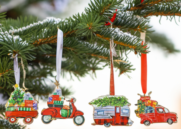 Weihnachten auf vier Rädern – 4er-Set festliche Fahrzeug-Anhänger