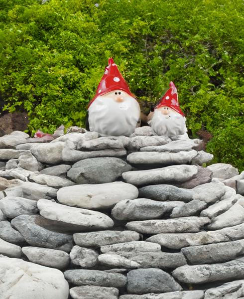 2er-Set Dekorative Weihnachtszwerge - Keramikfiguren mit rot gepunkteter Mütze