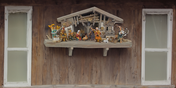 Stilvolle Weihnachtskrippe Breitenbrunn inkl. 11-tlg. Figurensatz K 604, Maße Krippe: ca. 60 x 23 x 26 cm
