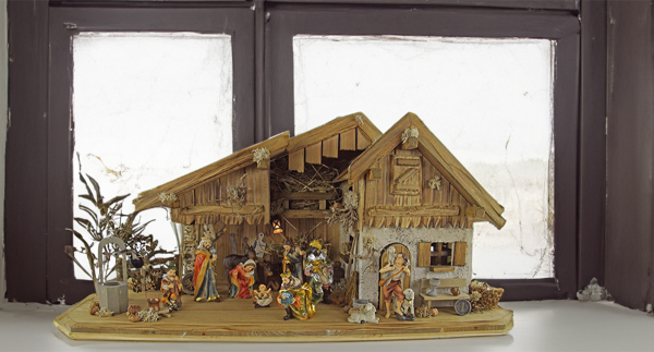 Festliche Weihnachtskrippe Großglockner inkl. 12-tlg. Figurensatz K 001, Maße Krippe: ca. 70 x 30 x 35 cm