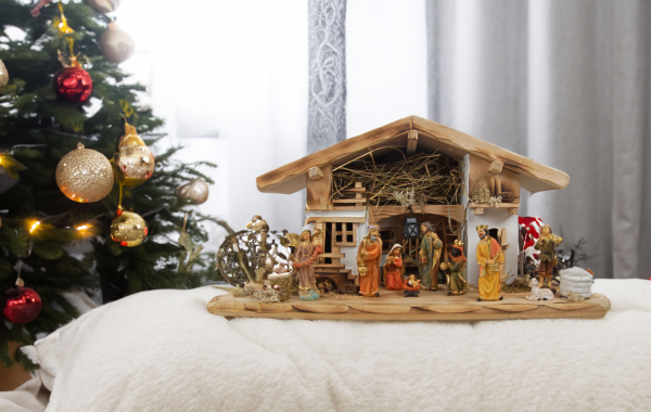 Wundervolle Weihnachtskrippe Neunhof inkl. 12-tlg. Krippenfiguren Set K 650-9, Maße: ca. 58 x 25 x 25 cm