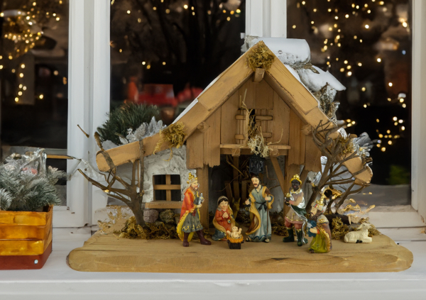 Bezaubernde Weihnachtskrippe Schwaig inkl. 10-tlg. Figurensatz K 132, Maße: ca. 36 x 18 x 24 cm