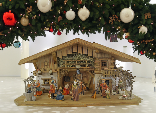 Festliche Weihnachtskrippe Aicha inkl. - 17 tlg. - Figurensatz ETA 1  - Maße Krippe ca. 69 x 29 x 34 cm