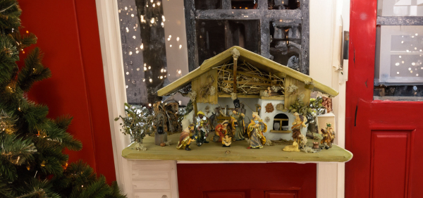 Traditionelle Weihnachtskrippe Hersbruck inkl. 12-tlg. Figurensatz K 001, Maße Krippe: ca. 66 x 30 x 31 cm