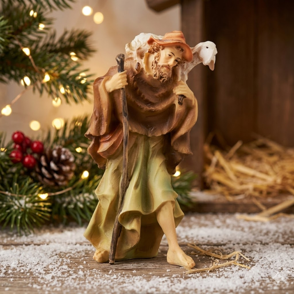 Handbemalte Krippenfigur Schäfer mit einem Schaf, ca. 11 cm, K 001-20