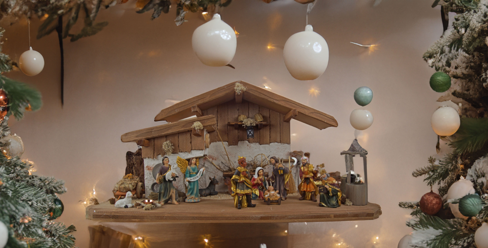 Bezaubernde Weihnachtskrippe Hartmannshof inkl. 11-tlg. Figurensatz K 604, Maße Krippe: ca. 60 x 24 x 30 cm