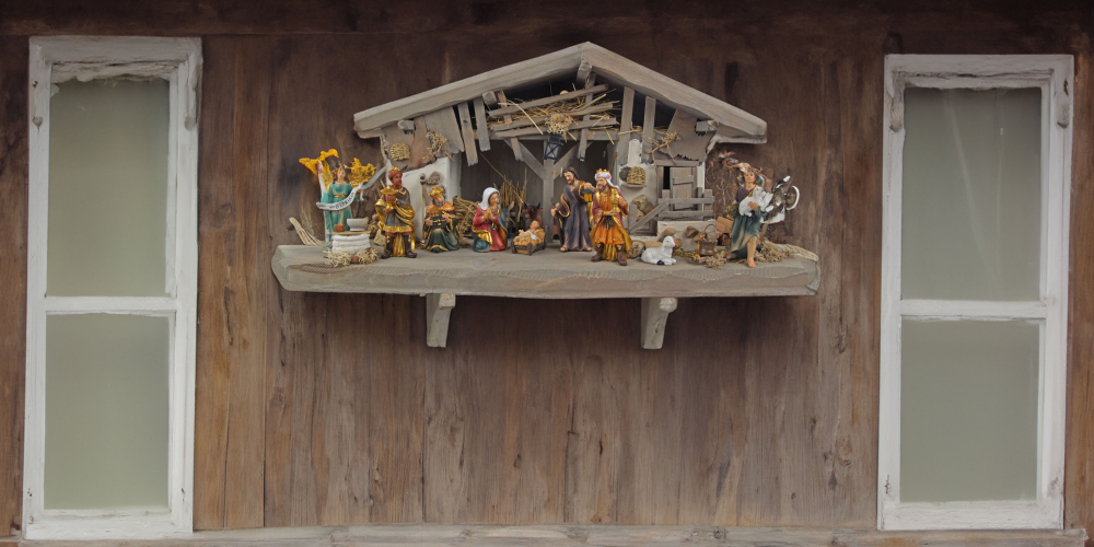 Stilvolle Weihnachtskrippe Breitenbrunn inkl. 11-tlg. Figurensatz K 604, Maße Krippe: ca. 60 x 23 x 26 cm