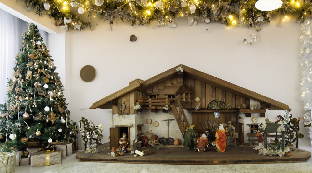 Stimmungsvolle Weihnachtskrippe Gotthard dunkel inkl. 12-tlg. Figurensatz K 001, Maße Krippe: ca. 90 x 40 x 40 cm