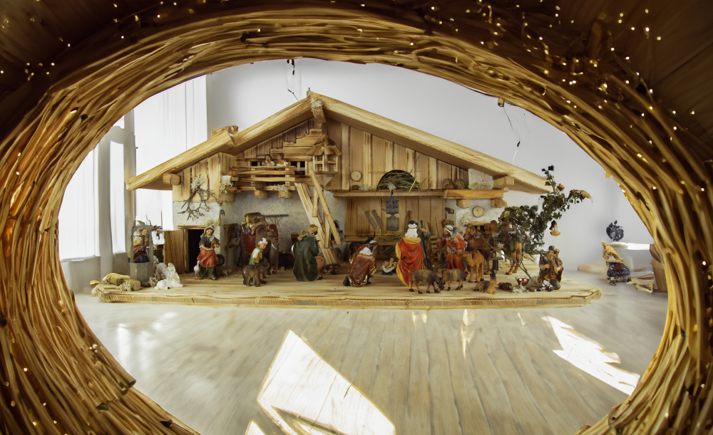 Stimmungsvolle Weihnachtskrippe Gotthard hell inkl. 24-tlg. Figurensatz K 002, Maße Krippe: ca. 90 x 40 x 40 cm