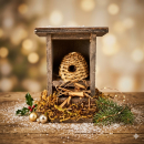 Ein kleines Bienenhaus voller Wärme – ein stimmungsvolles Detail für deine Weihnachtskrippe